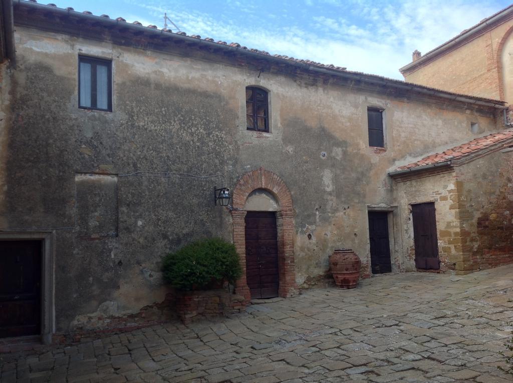 Borgo La Grancia Hotel Montisi Exterior photo